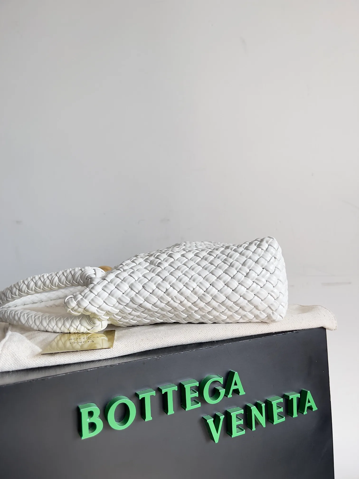 Batch 5760 BV collectible small woven handbags are really YYDS!! Bottega Veneta’s most classic small woven handbags are back! ! We use the highest quality leather with the highest craftsmanship❤️ to create the most expensive works. We have created the original Intrecciato leather weaving process❤️ This unique traditional exclusive leather weaving method has not only become our logo but also reflects the time-consuming and labor-intensive craftsmanship of our products❤️ The new TOSCA handbag must be a selection worth collecting🆕 Style number: 716974 Size: 27*9*18cm